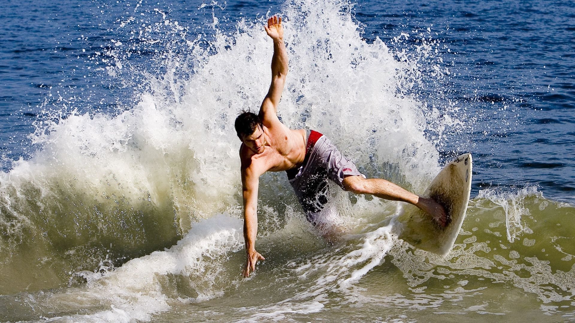 乐鱼体-关键时刻在场！布朗尼vs热火集锦：2分2助3断+秀詹姆斯式空接暴扣，布朗尼 nba